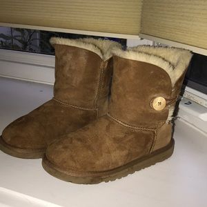 Chestnut ugh boots with button on the side